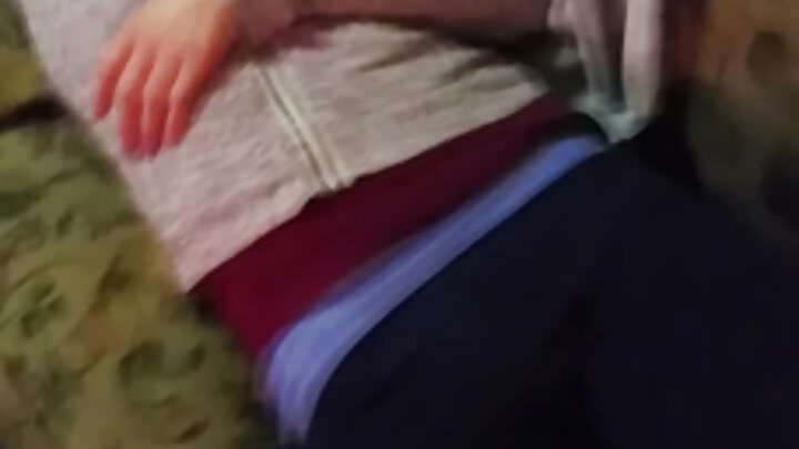 בחור מזיין במיומנות את חברתו הלוהטת של אחותו