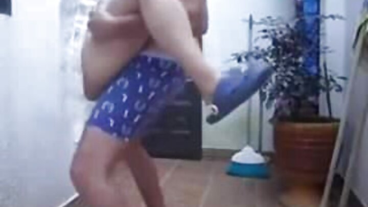 רקדנית קברט פיתתה בלש צעיר