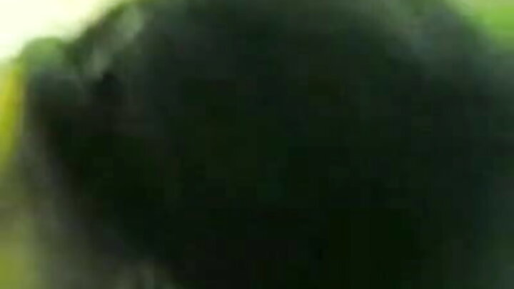 ברונטית מוצצת זין שחור בשירותים ציבוריים