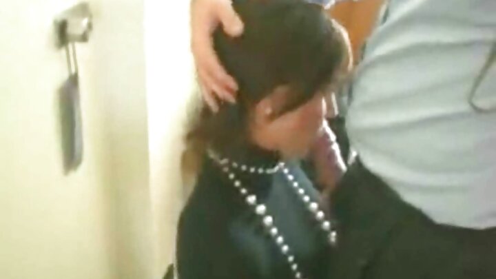 בחור שחור ענק מזיין שרמוטה לוהטת בתחת