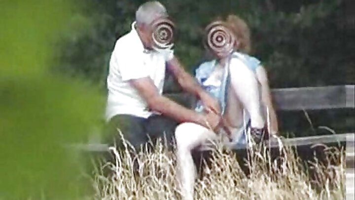 דייג קירח מזיין אישה קובנית עם תחת גדול על יאכטה