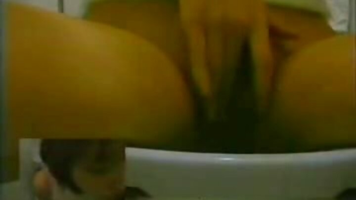 בחור מזיין שתי מילפיות במרפאת שיניים