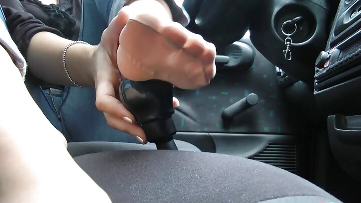 בחור זיין שרמוטה רוסייה חמודה מול המצלמה
