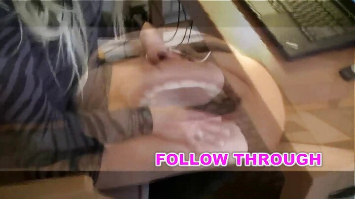 גבר שחור דופק בגסות את חברותיו הצעירות
