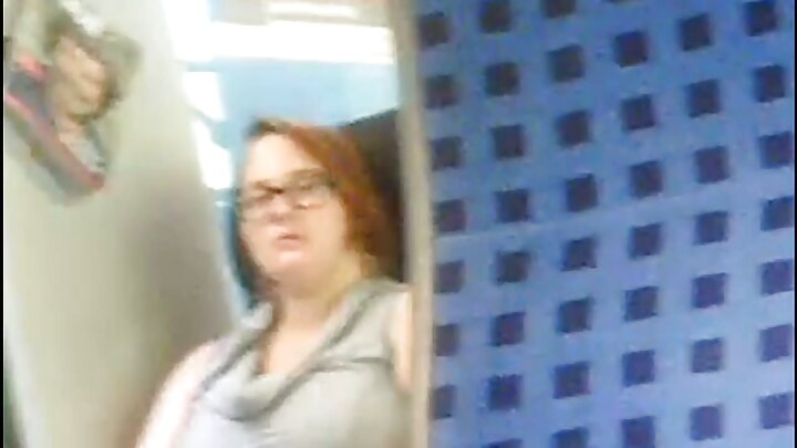 בחורה עם שיניים עקומות רוכבת על זין ענק