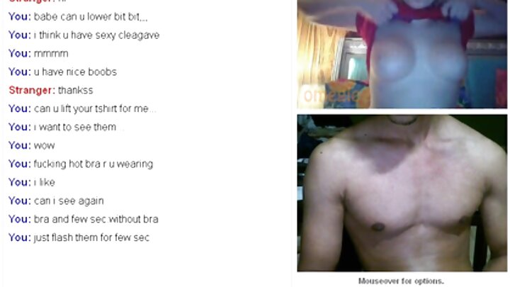 בחור זיון בעדינות את התינוקת השברירית שלו.