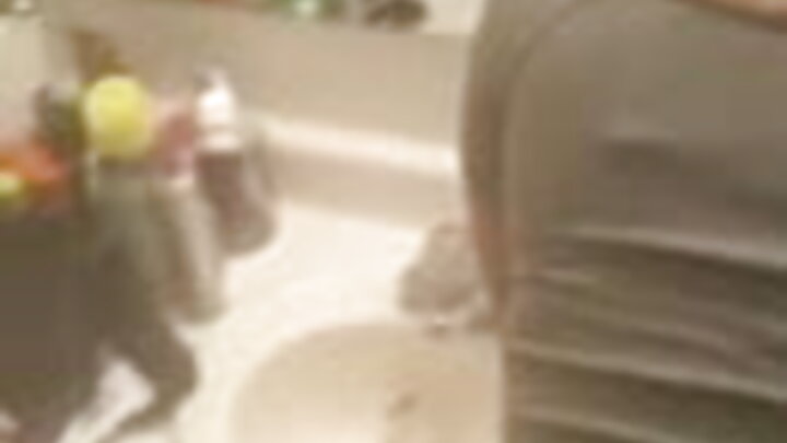 בחור מזיין בחורה עם שיער סגול