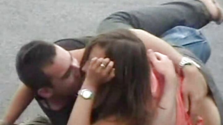 מייטלנד וורד הג'ינג'ית מזדיינת עם שלושה גברים בו זמנית