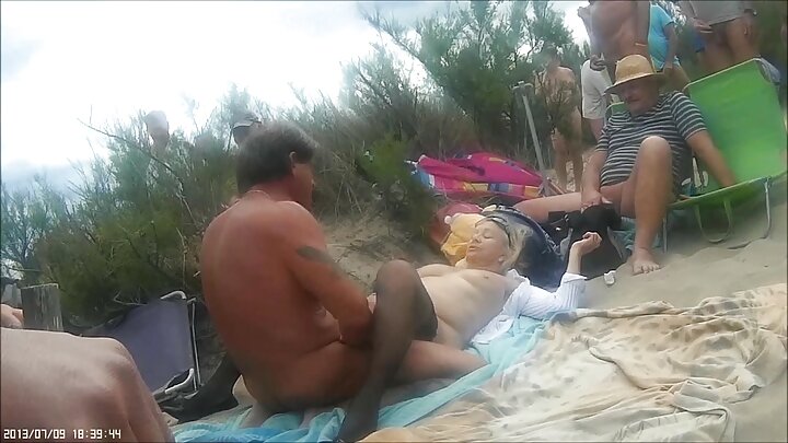 גבר מזיין אישה שמנה ענקית עם צעצועי מין