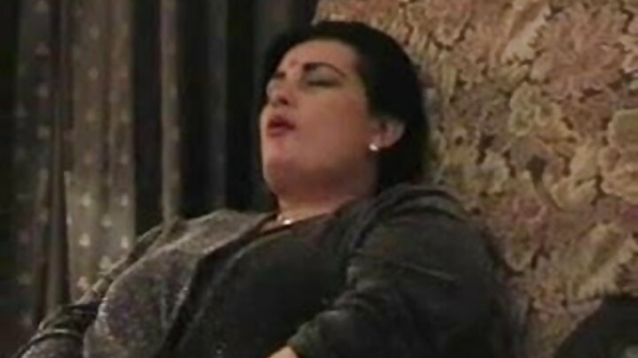 בחורה רוסייה מזיינת בחור תמורת הנחה