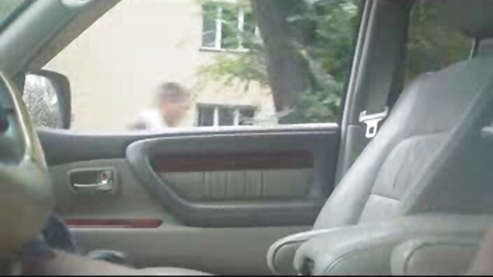 לילי בל הבלונדינית מזיינת את אחיה החורג