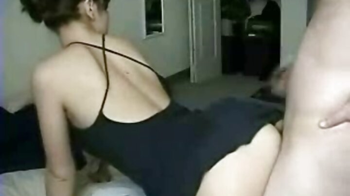 בחורה אוקראינית נהנית ממין וגינאלי על המיטה