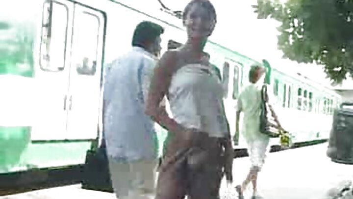 בחור נייגן בגסות שתי בחורות בכוסות המשומנות שלהן
