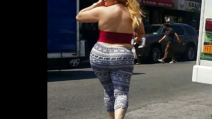 נערה צעירה מקיימת יחסי מין עם בחור לוהט